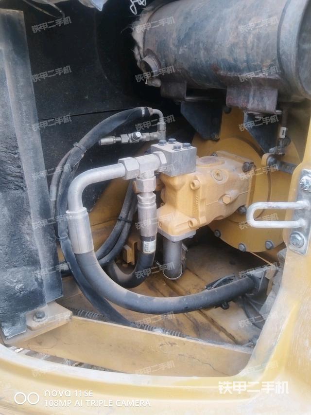 液壓泵艙室正面整體（整機外觀）