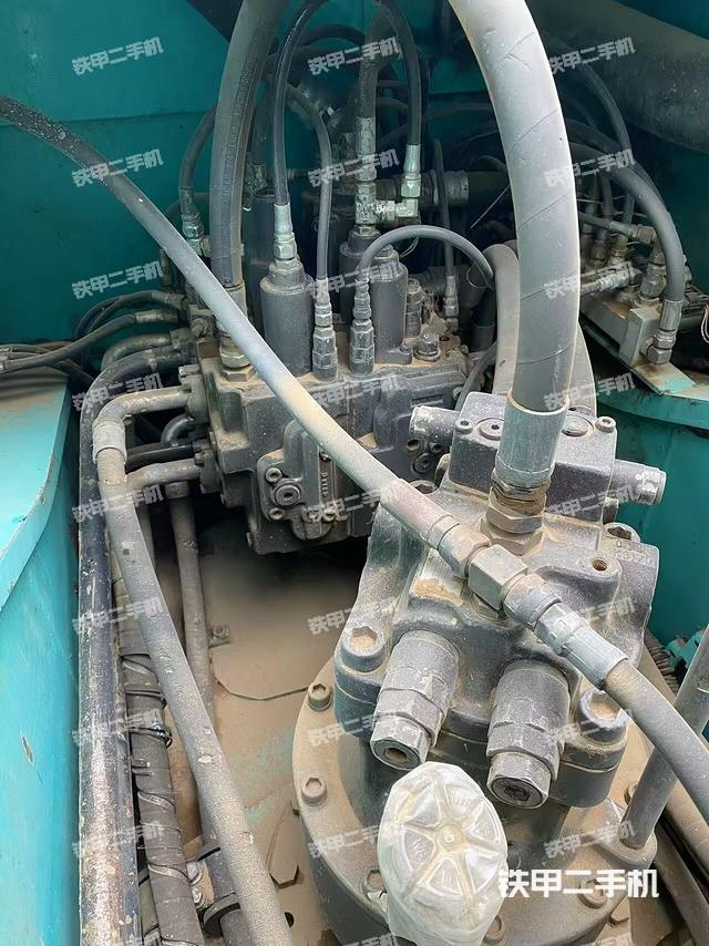 回轉(zhuǎn)馬達(dá)和主控閥（整機(jī)外觀）