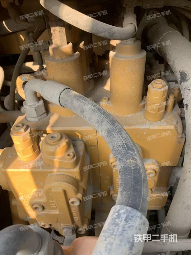 回转马达和主控阀（整机外观）