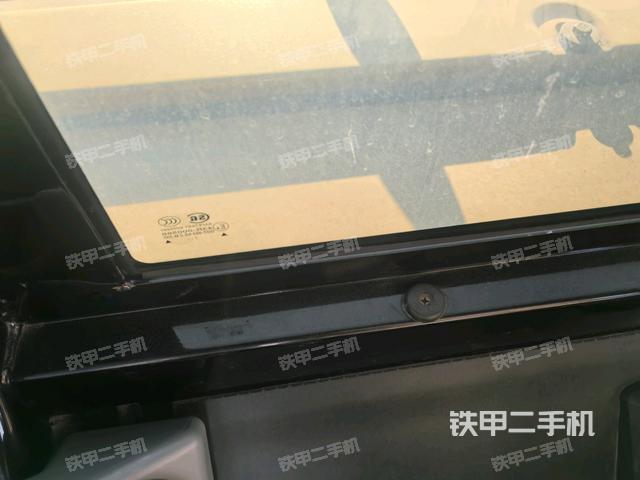 行走控制手柄和踏板 俯拍（驾驶室部分）