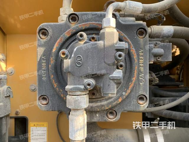 液压泵舱室正面整体（整机外观）