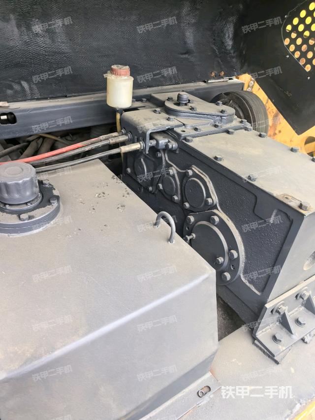 发动机左侧全景（压路机发动机舱）