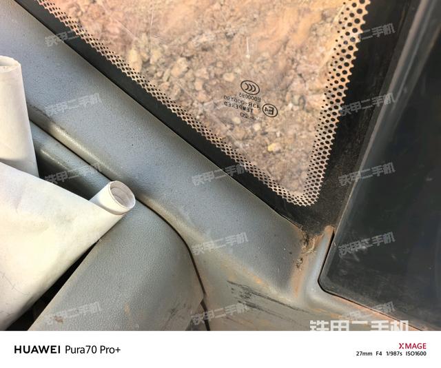 行走控制手柄和踏板?俯拍（駕駛室部分）