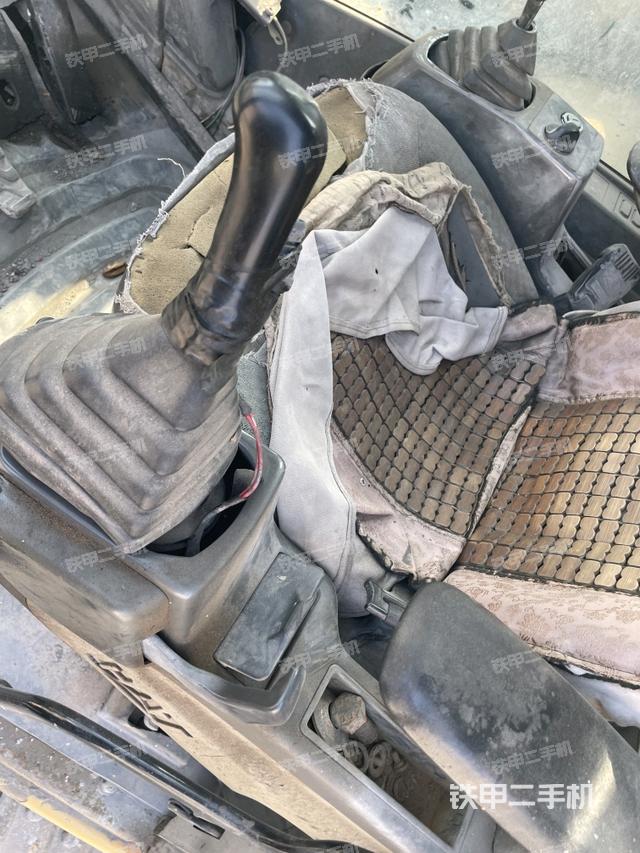 座椅右側(cè)控制臺(tái)/鑰匙門/油門/含右手柄（駕駛室部分）