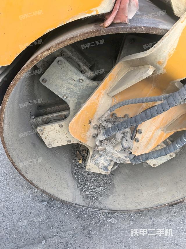 前轮右侧减震块连接及部件（压路机前后车架）