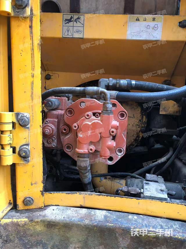 液压泵舱室正面整体（整机外观）