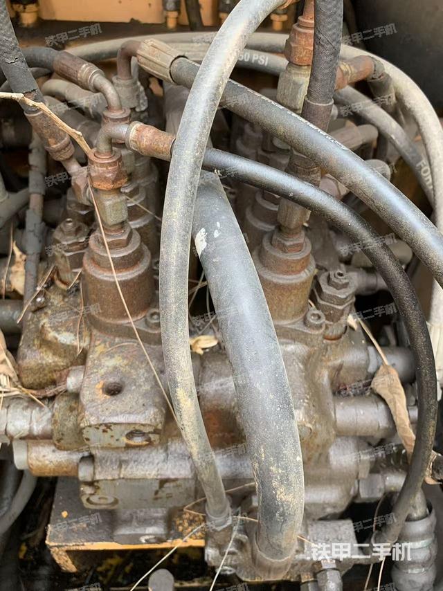 回转马达和主控阀（整机外观）