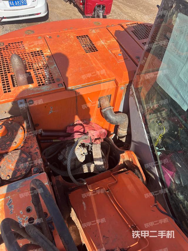 回轉(zhuǎn)馬達(dá)和主控閥（整機(jī)外觀）