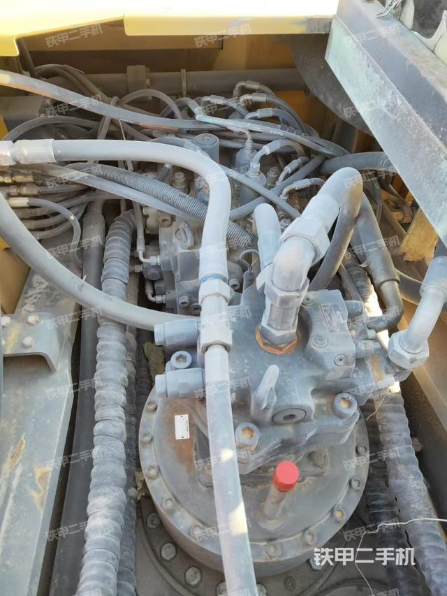 回转马达和主控阀（整机外观）