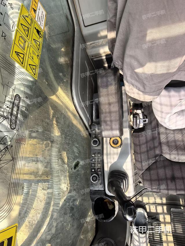 座椅右侧控制台/钥匙门/油门/含右手柄（驾驶室部分）