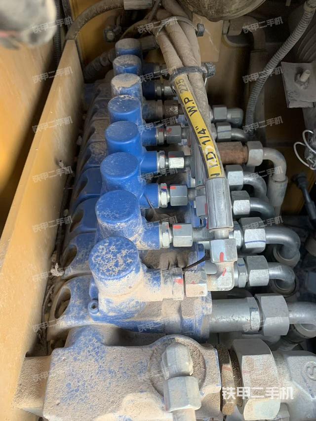 回转马达和主控阀（整机外观）