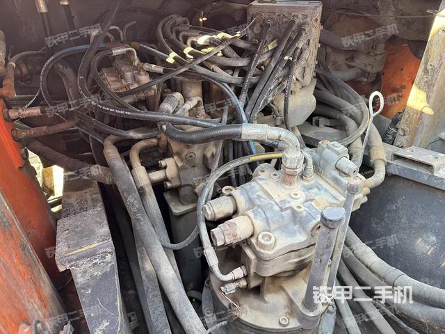 回转马达和主控阀（整机外观）