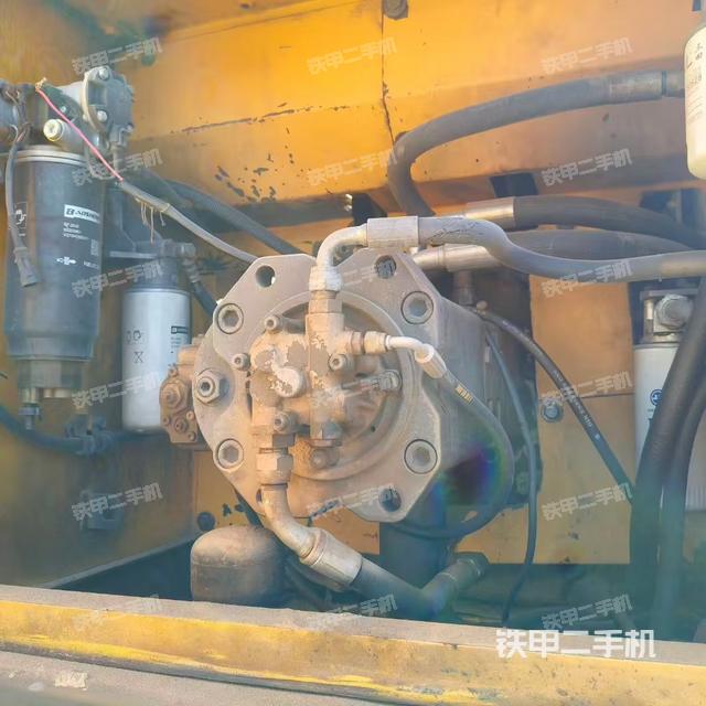 液壓泵艙室正面整體（整機外觀）