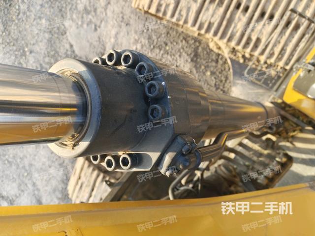 大臂油缸整体 竖拍（工作和回转装置）