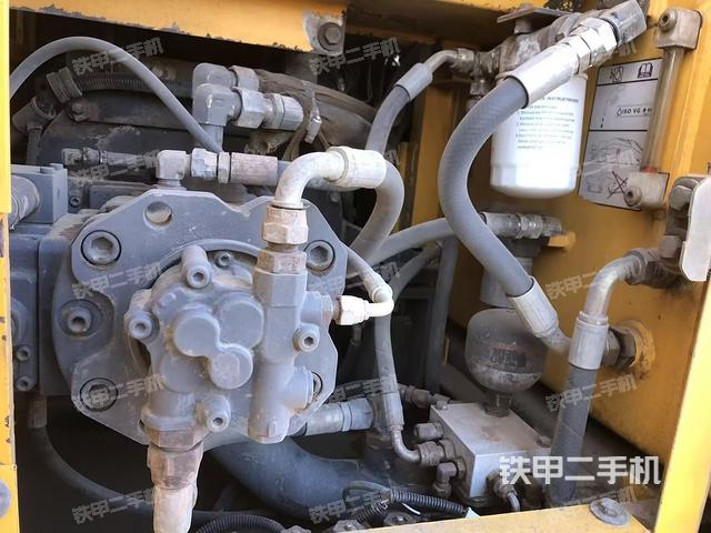 液压泵舱室正面整体（整机外观）