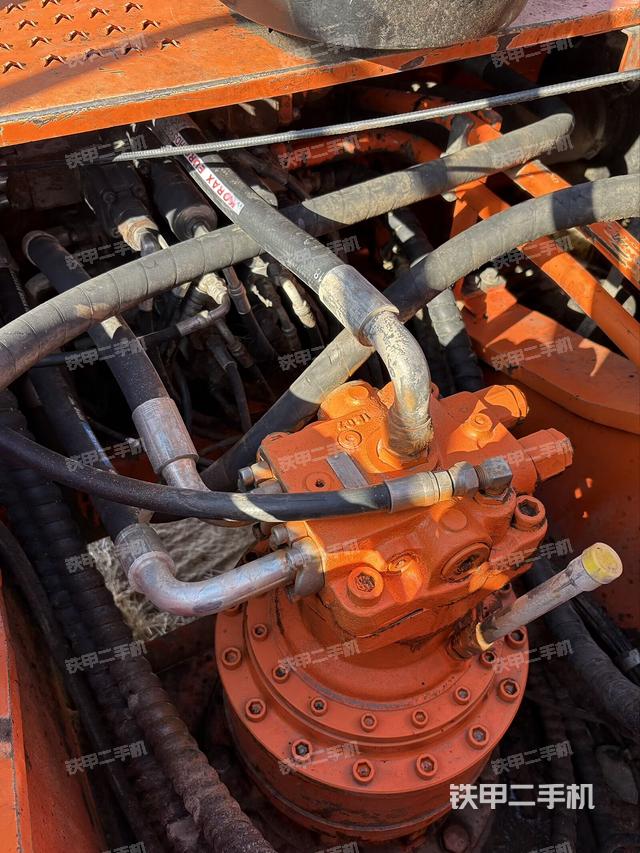 回轉(zhuǎn)馬達(dá)和主控閥（整機(jī)外觀）