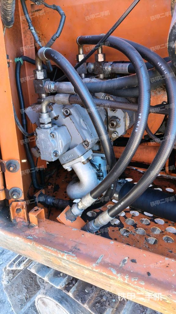 液压泵舱室正面整体（整机外观）