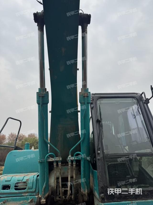 大臂油缸整体 竖拍（工作和回转装置）