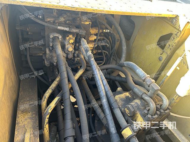 回转马达和主控阀（整机外观）