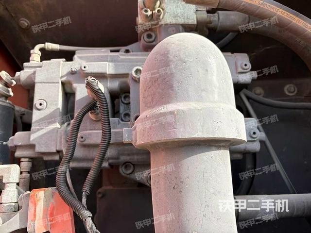 液压泵舱室正面整体（整机外观）