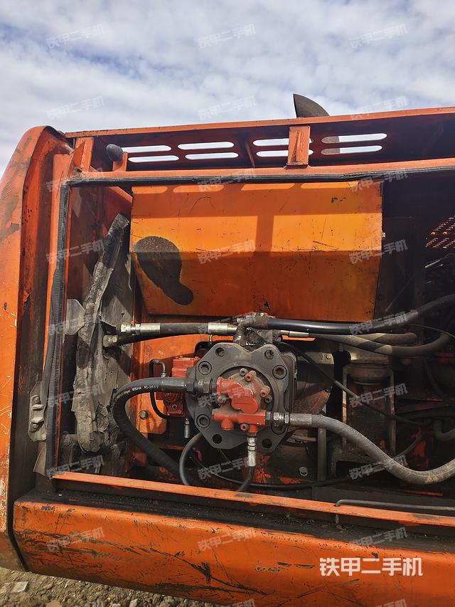 液壓泵艙室正面整體（整機外觀）