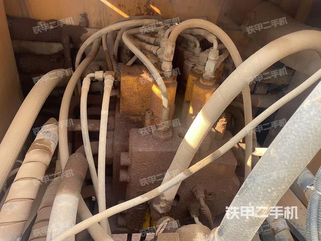 回转马达和主控阀（整机外观）