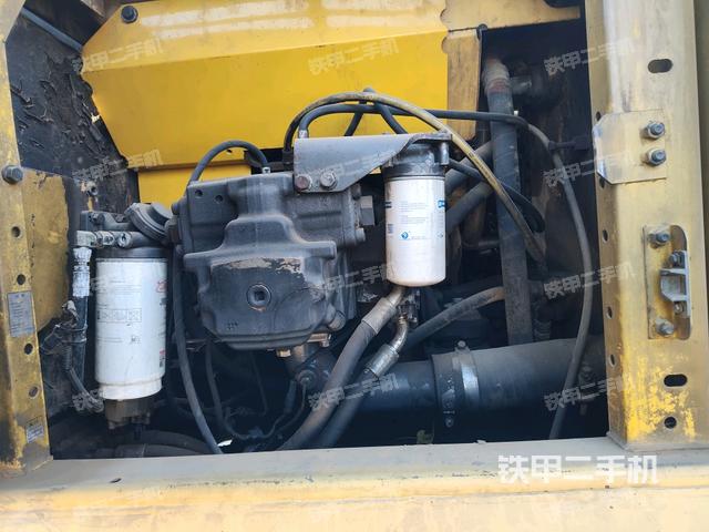 液压泵舱室正面整体（整机外观）