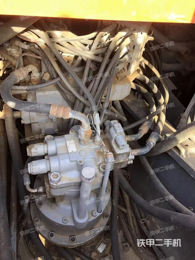 回转马达和主控阀（整机外观）