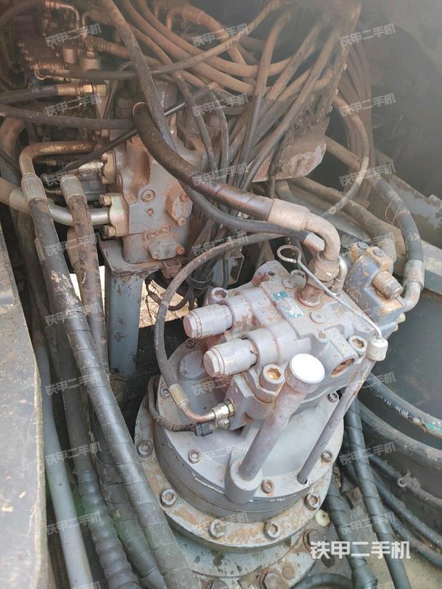 回转马达和主控阀（整机外观）