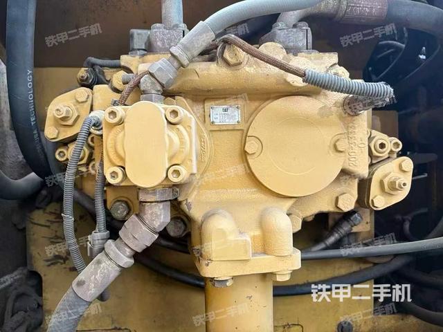 液压泵舱室正面整体（整机外观）