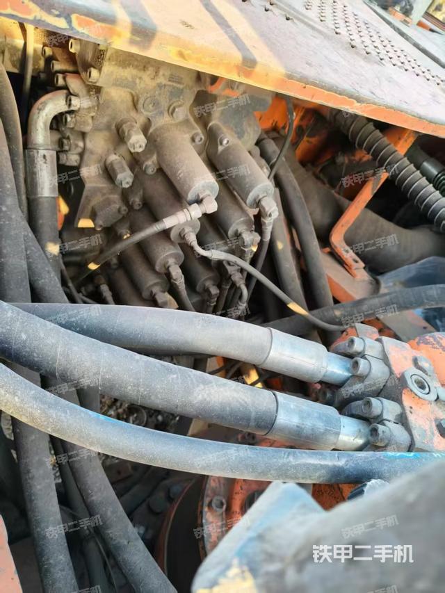 回转马达和主控阀（整机外观）