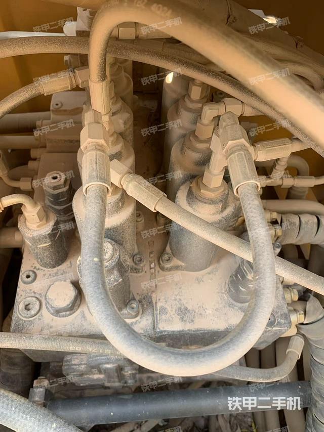 回转马达和主控阀（整机外观）