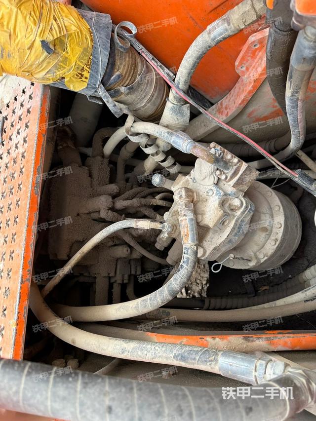 回轉(zhuǎn)馬達(dá)和主控閥（整機(jī)外觀）