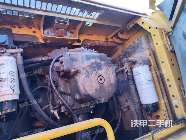 液压泵舱室正面整体（整机外观）