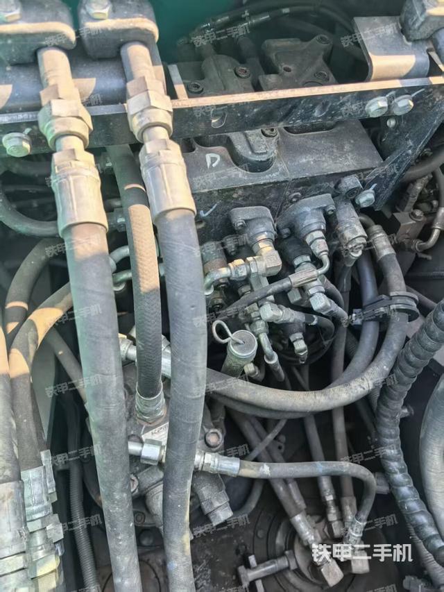 回轉(zhuǎn)馬達和主控閥（整機外觀）