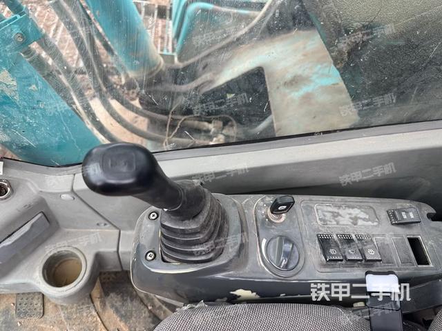 座椅右侧控制台/钥匙门/油门/含右手柄（驾驶室部分）