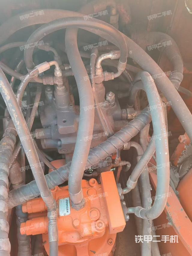 回轉(zhuǎn)馬達(dá)和主控閥（整機(jī)外觀）