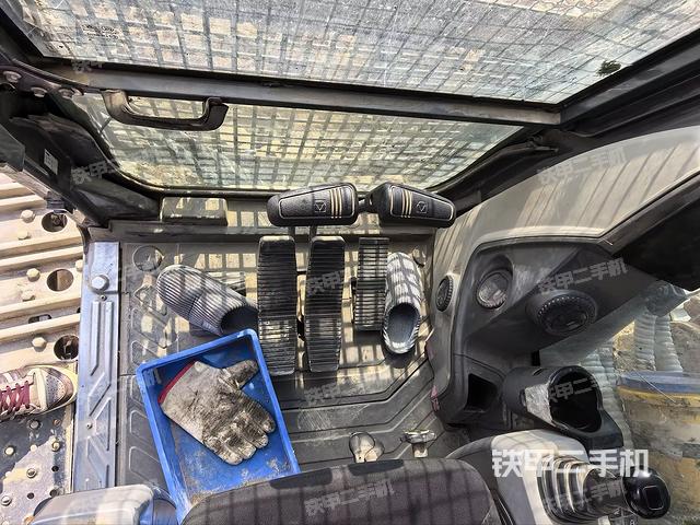 行走控制手柄和踏板 俯拍（驾驶室部分）