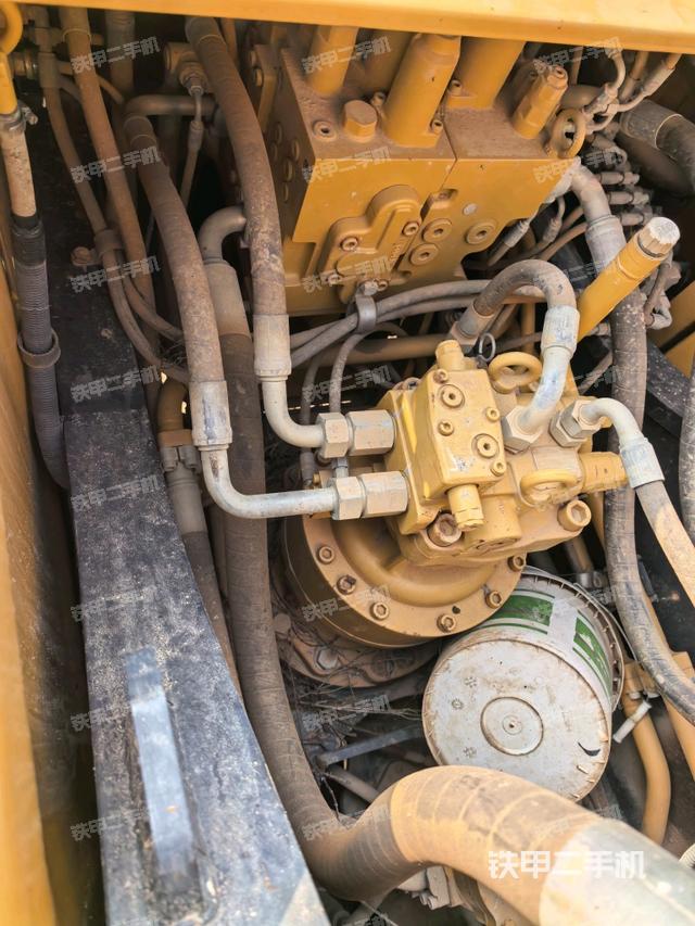 回轉(zhuǎn)馬達(dá)和主控閥（整機(jī)外觀）