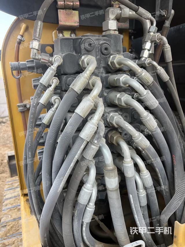 回轉(zhuǎn)馬達(dá)和主控閥（整機(jī)外觀）