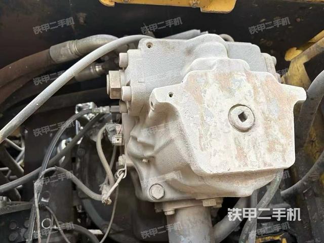 液压泵舱室正面整体（整机外观）