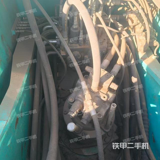 回转马达和主控阀（整机外观）