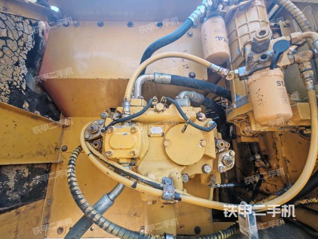 液压泵舱室正面整体（整机外观）