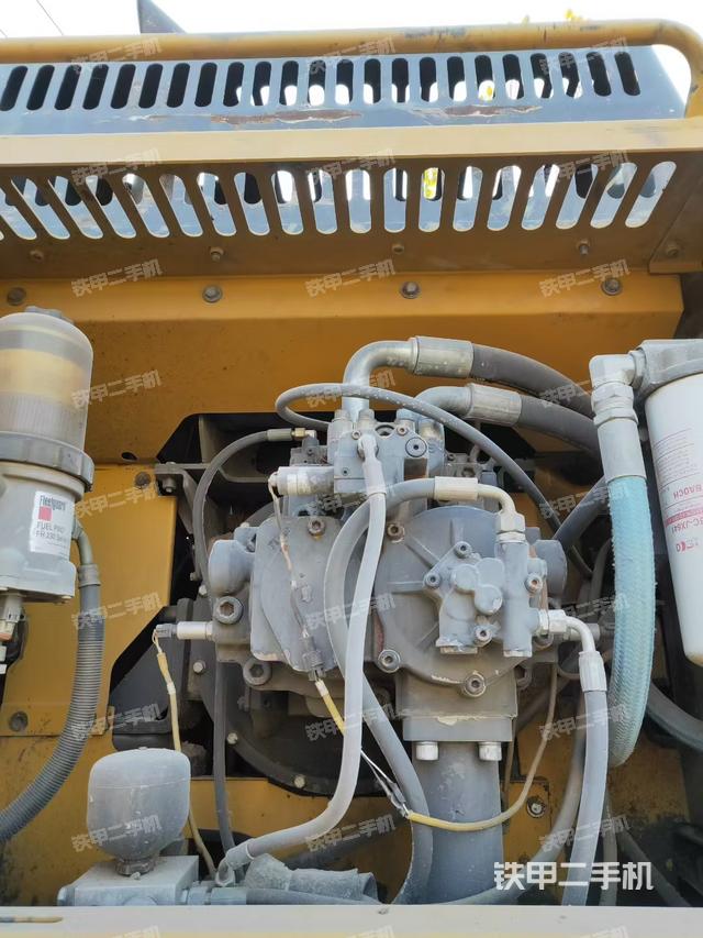 液压泵舱室正面整体（整机外观）