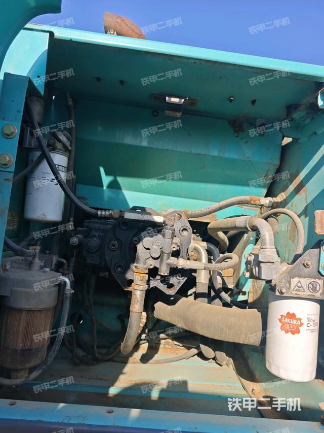 液压泵舱室正面整体（整机外观）