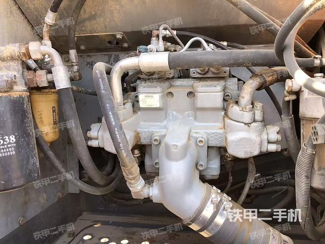 液压泵舱室正面整体（整机外观）