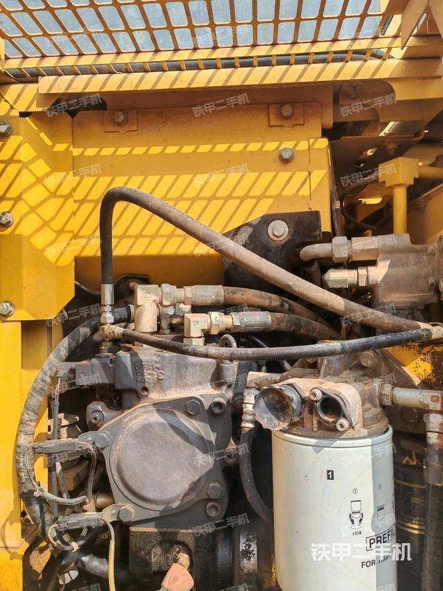 液压泵舱室正面整体（整机外观）