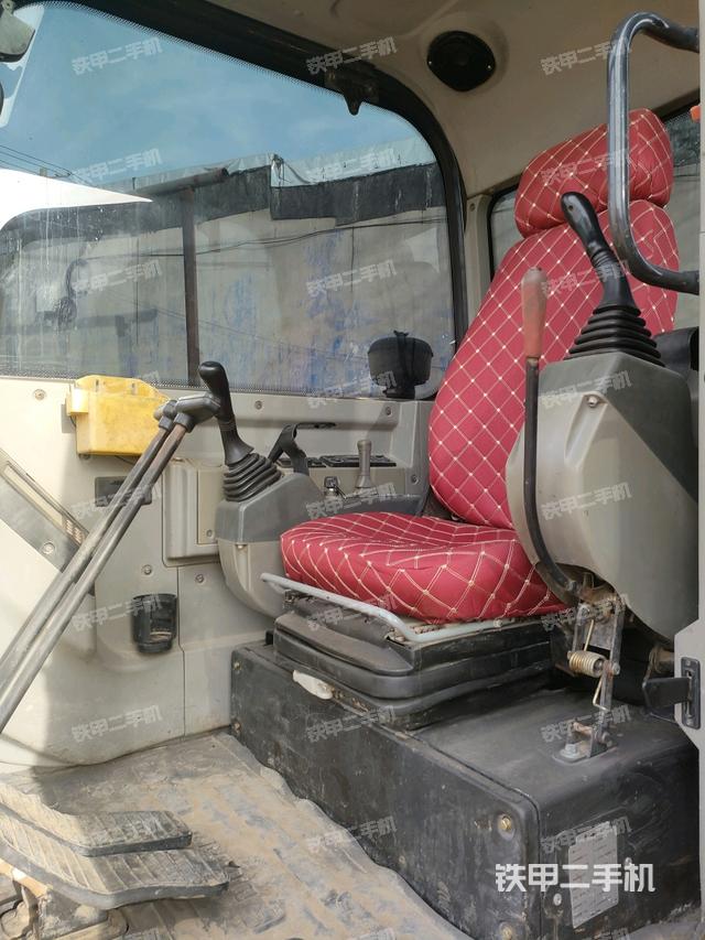 驾驶室顶部（整机外观）