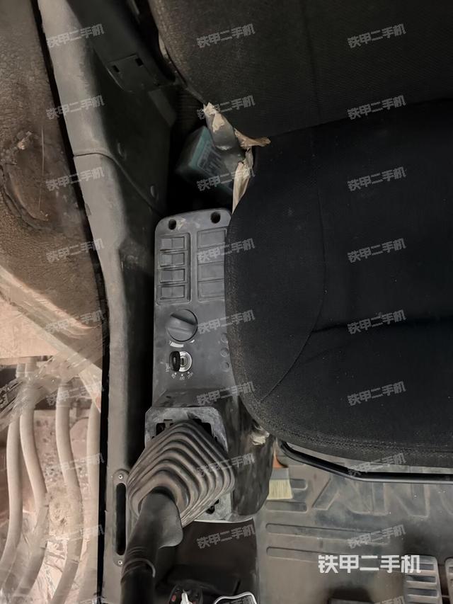 座椅右側(cè)控制臺/鑰匙門/油門/含右手柄（駕駛室部分）