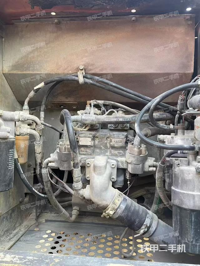 液压泵舱室正面整体（整机外观）